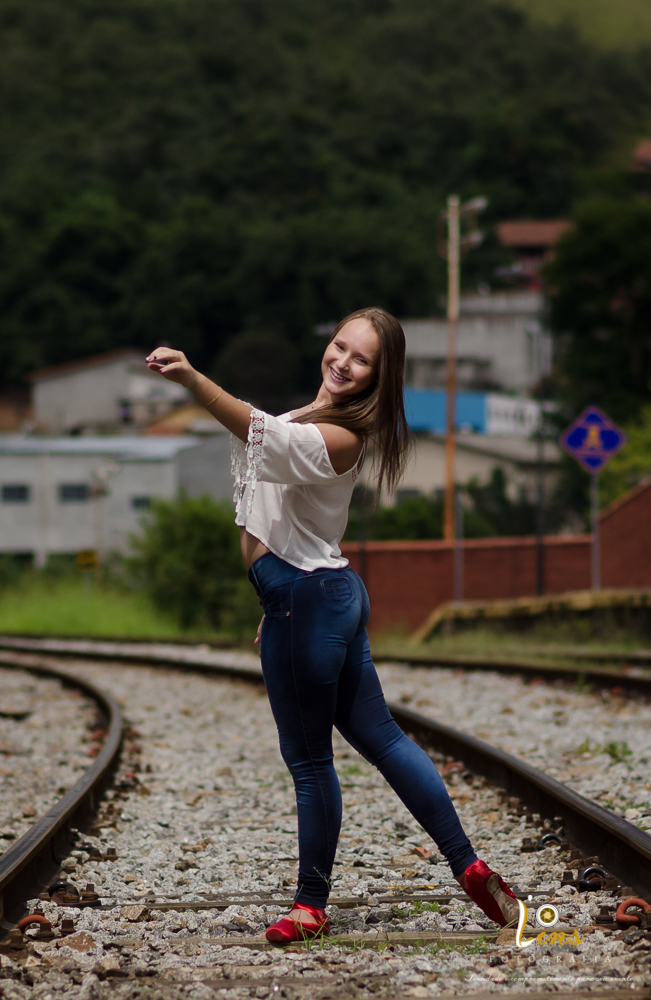 debutante bailarina em trilho do trem