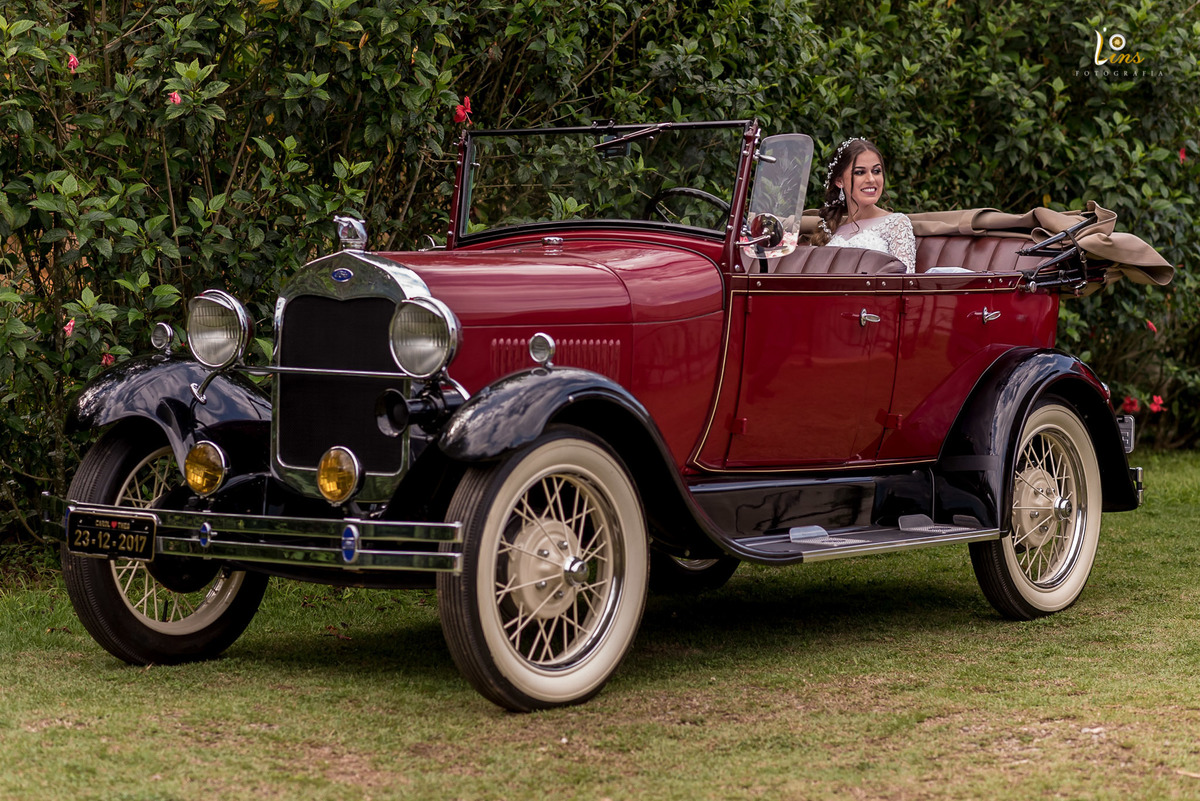 noiva aguardando sua entrada no seu lindo carro antigo para casamento 