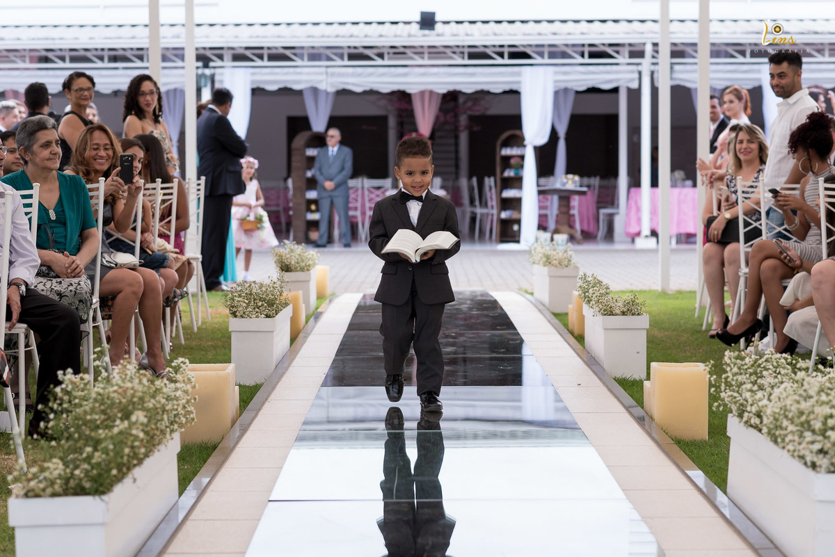 pagem lindo entrando com a bíblia casamento a luz do dia  