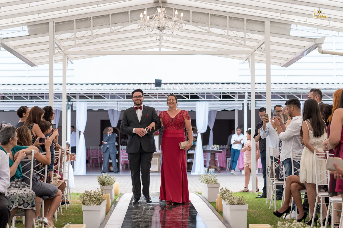 noivo entra sorrindo com sua mãe nessa linda passarela de vidro Casamento Chacara Athenas