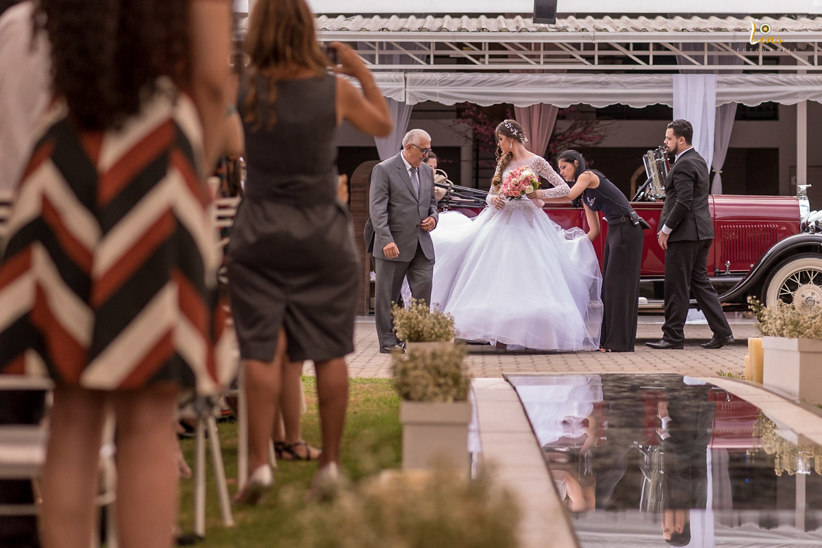 Assessoria mandy Nunes ajudando noiva a descer do carro para sua entrada na passarela de vidro