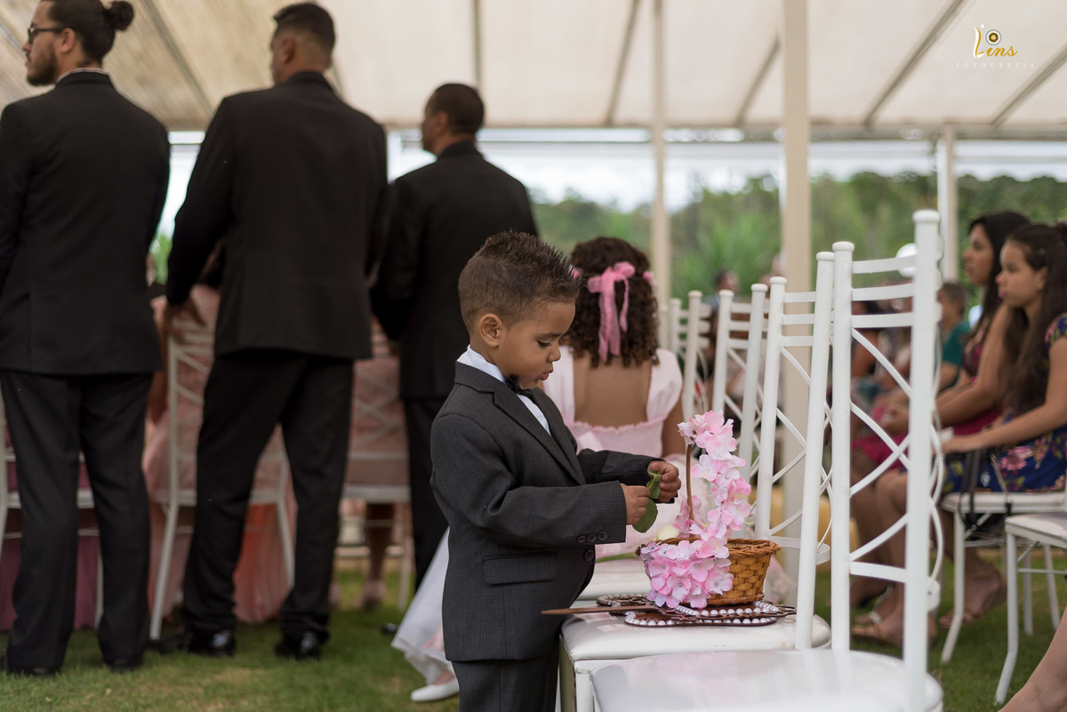 Pagem brincando durante a cerimonia