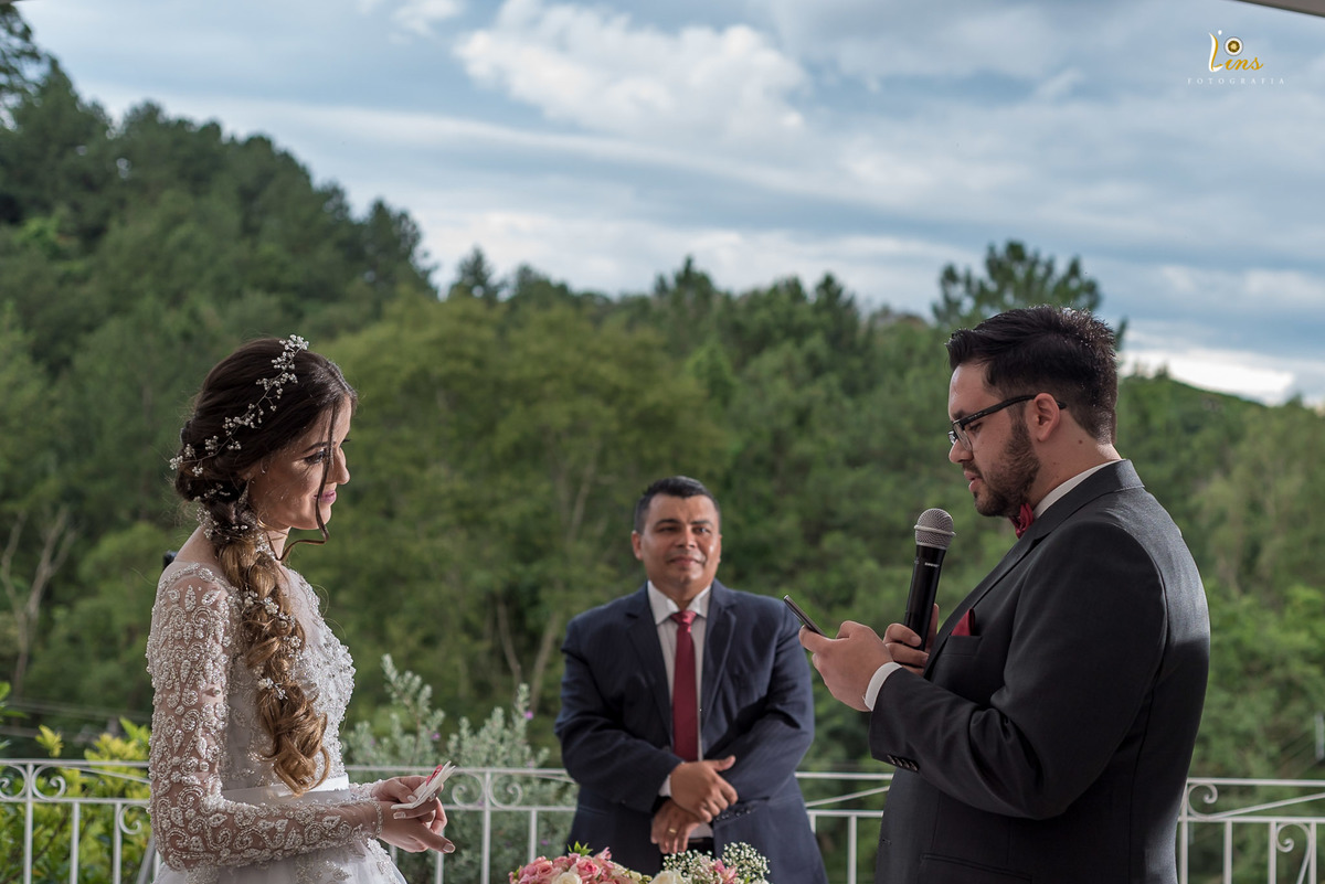 noivo lendo os votos para sua futura esposa, casamento a luz do dia, céu lindo e montanha perfeita