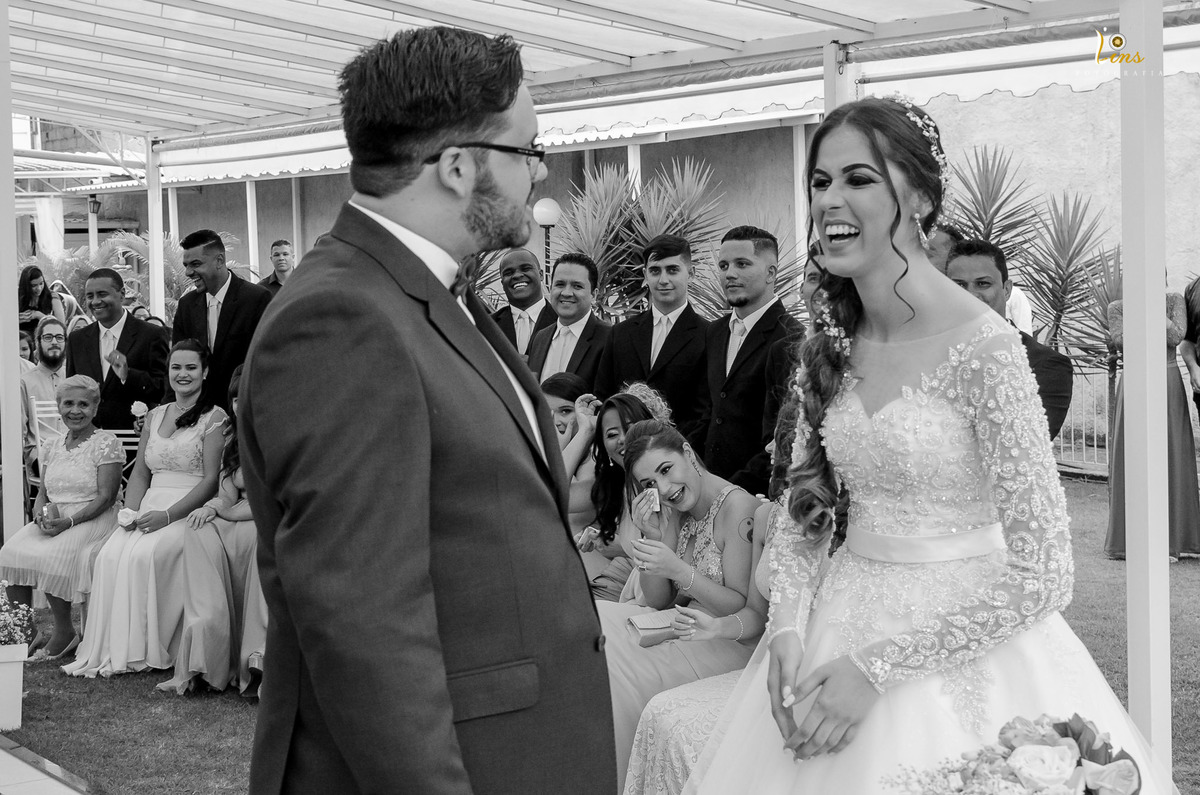 casal sorrindo e padrinhos se divertindo durante a cerimonia 