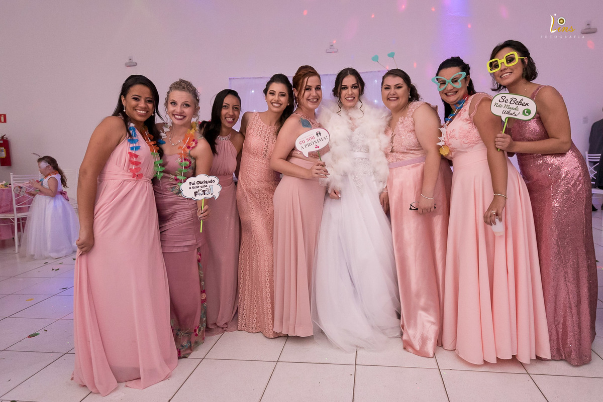 foto com madrinhas e noiva em frente a mesa do Bolo