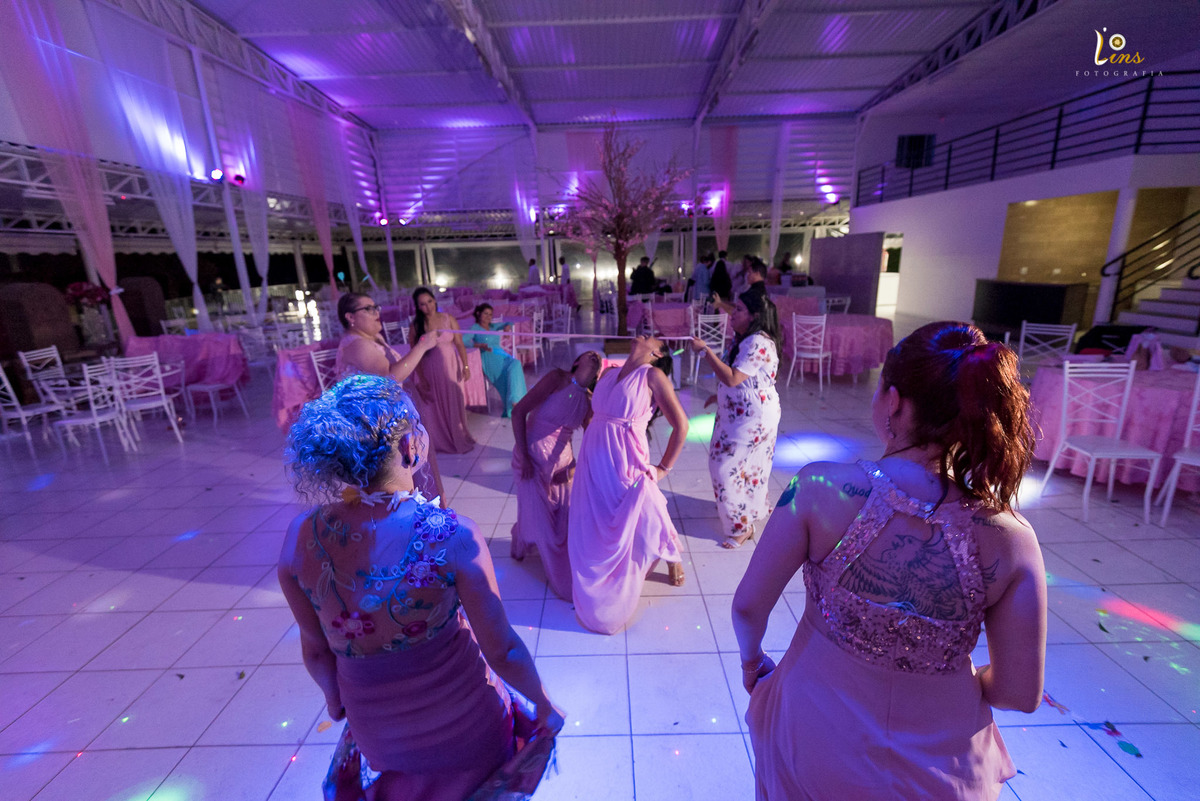 Finald e festa e convidados dançando a dança da cordinha. Fotos de final de festa 