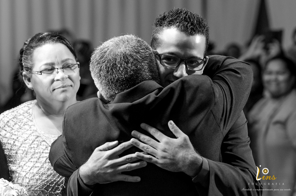 abraço do esposo com filho
