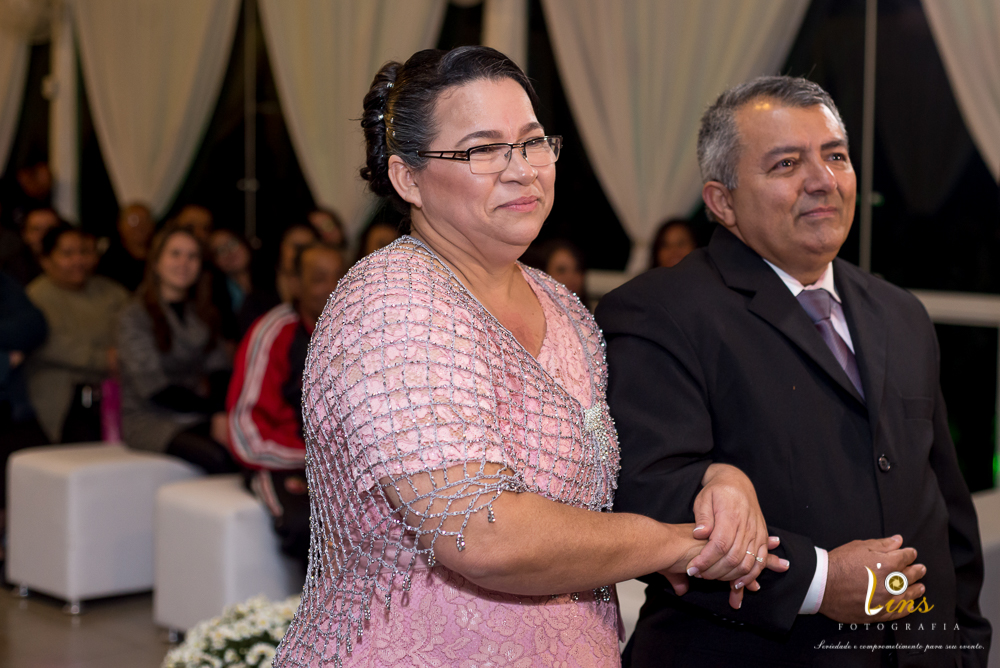 casal de frente no altar bodas de prata