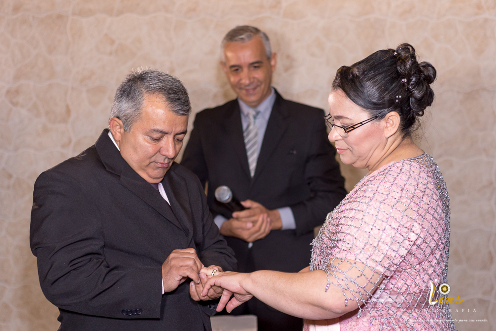 momento de troca de alianças bodas de prata