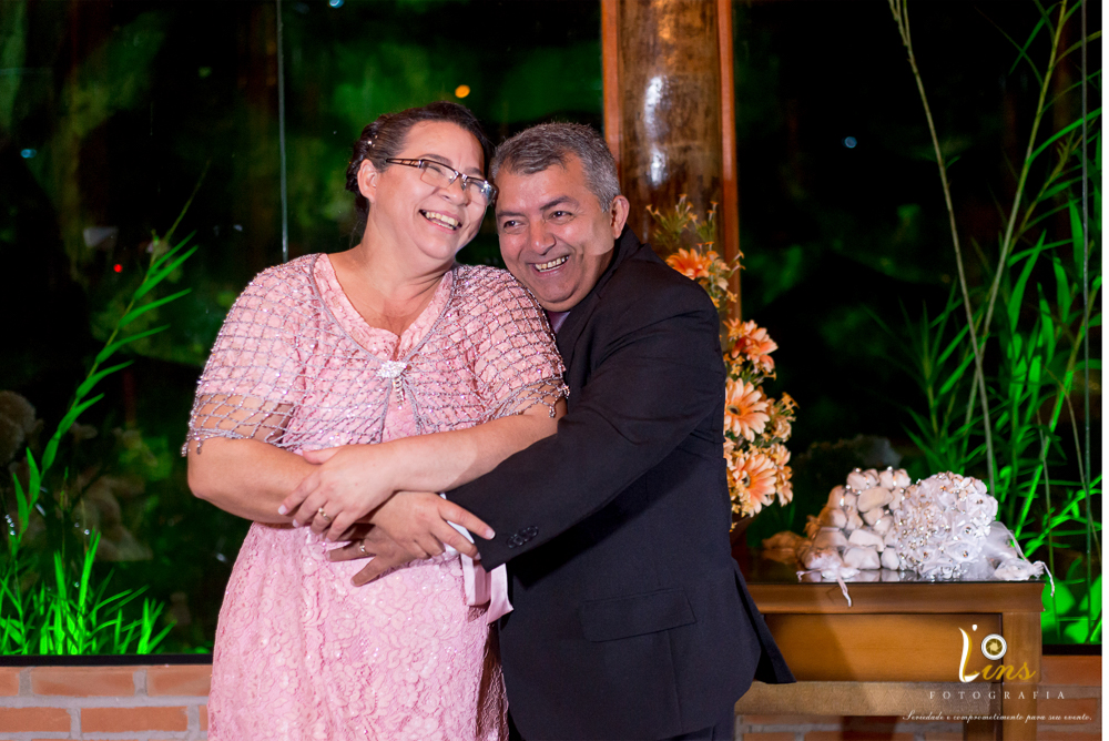 casal sorrindo em seu ensaio bodas de prata