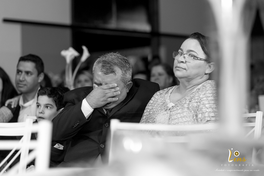 esposo muito emocionado na retrospectiva bodas de prata