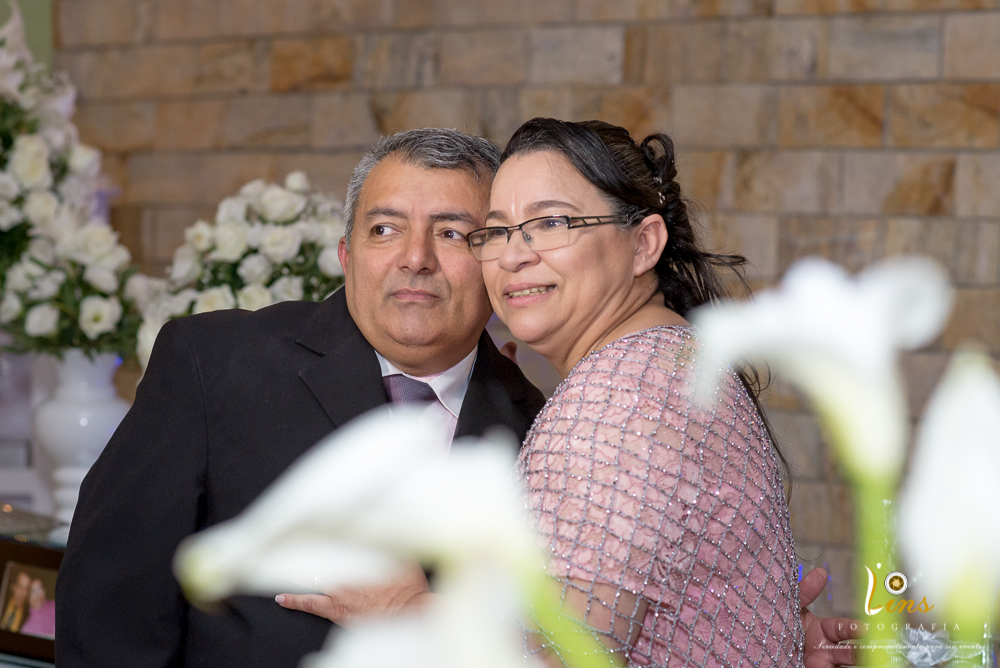 casal posando pra foto em ensaio de bodas de prata