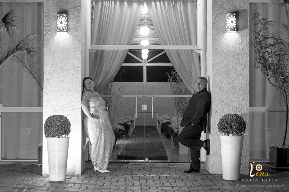 casal posando pra foto em ensaio de bodas de prata