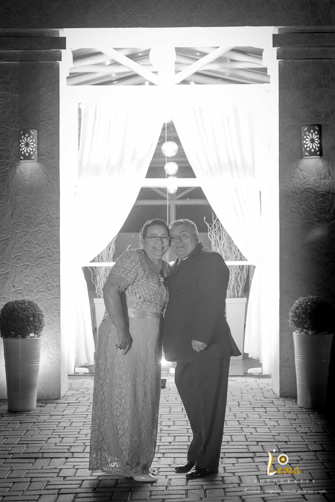 casal posando pra foto em ensaio de bodas de prata