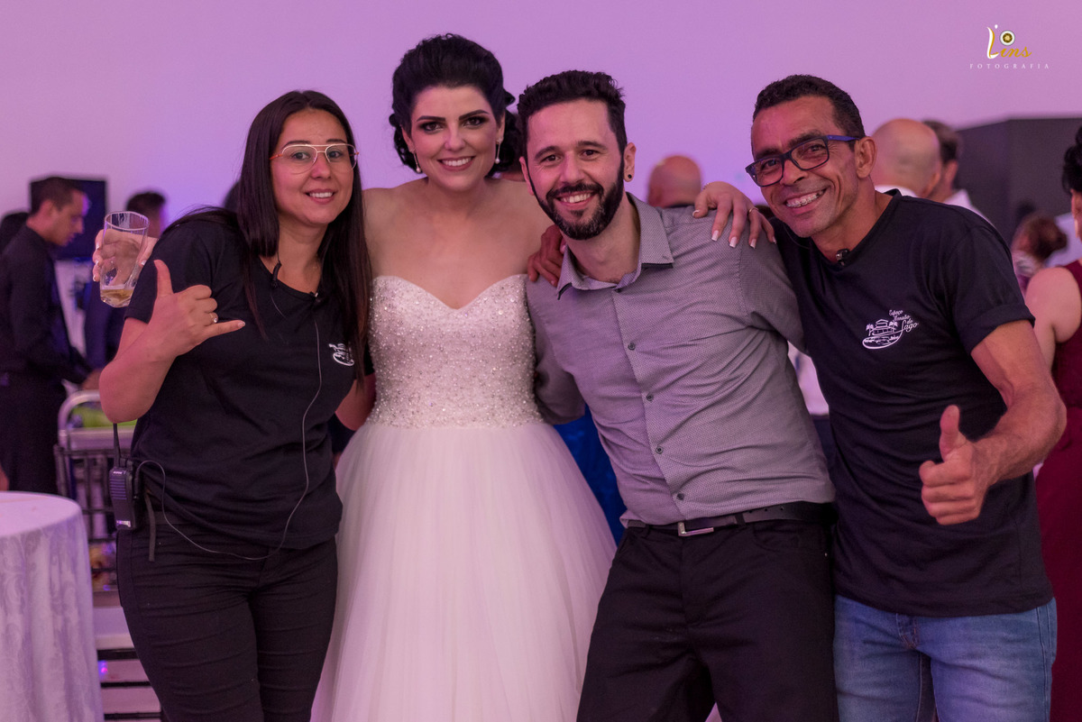 noivos posando para fotos com assessoria espaço mansão do lago guarulhos