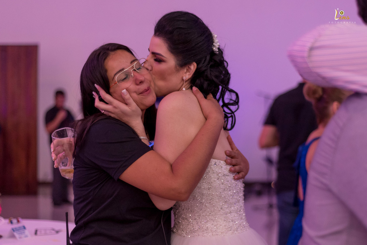 noiva em gesto de carinho com sua prima 