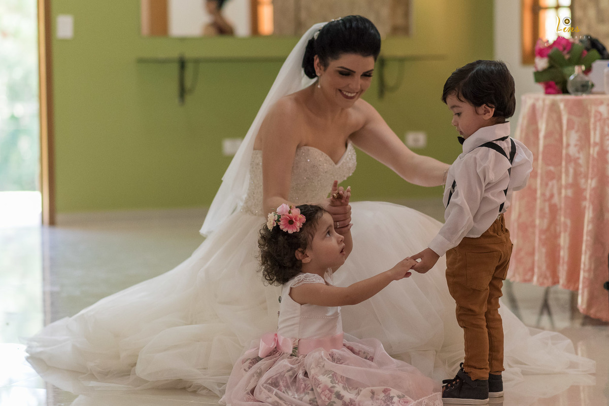 pagens brincam com noiva antes do casamento 