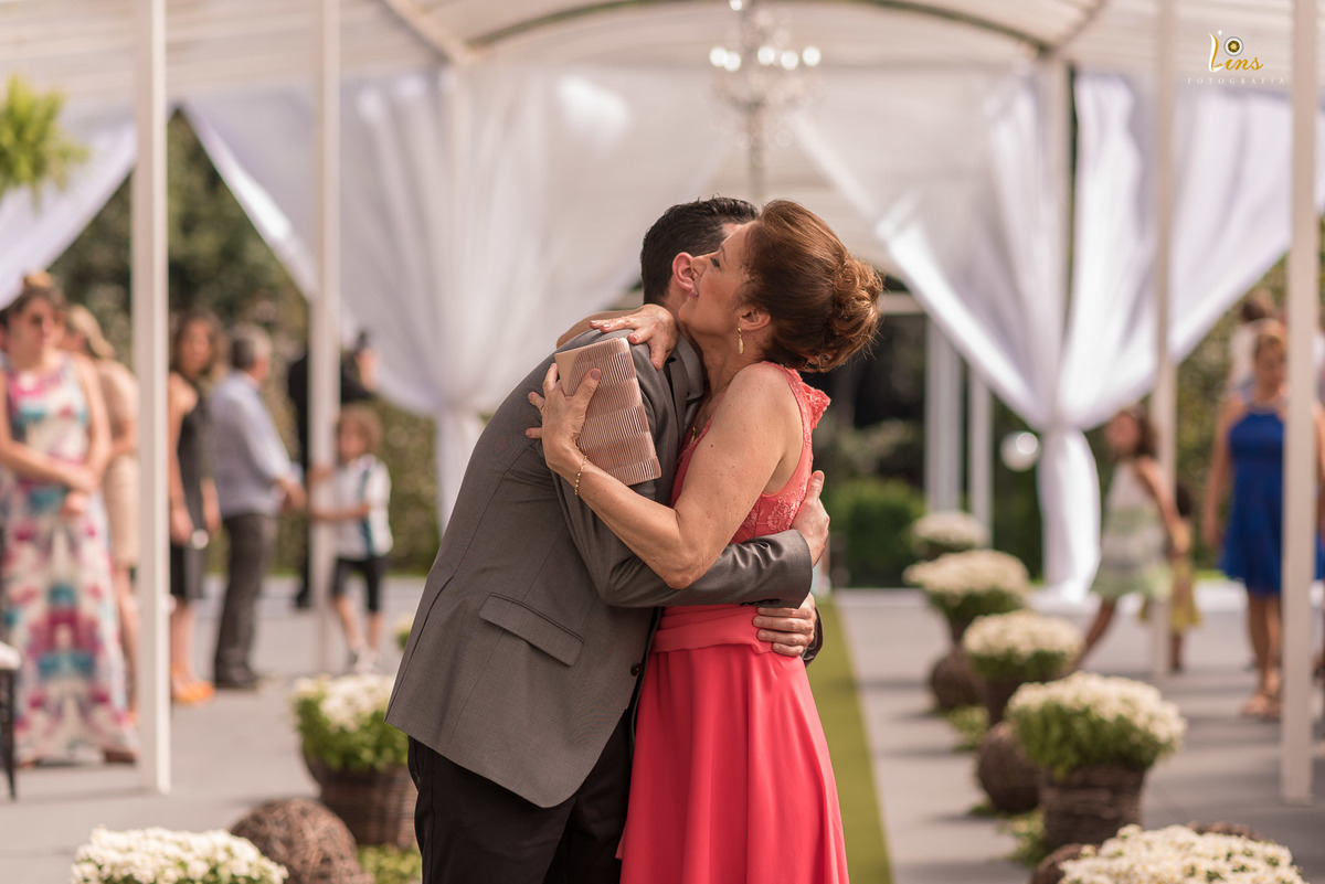 noivo abraça sua Mãe no altar e aguarda entrada dos padrinhos