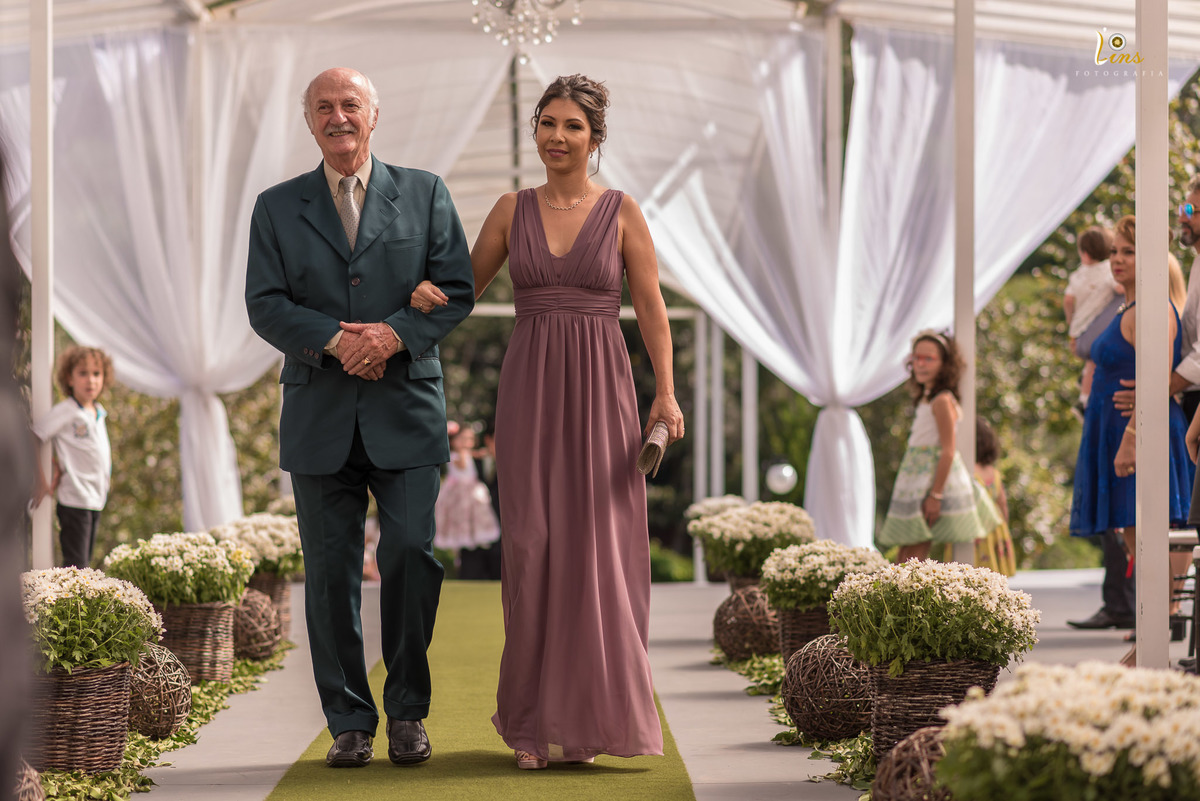 entrada dos padrinhos na cerimonia 