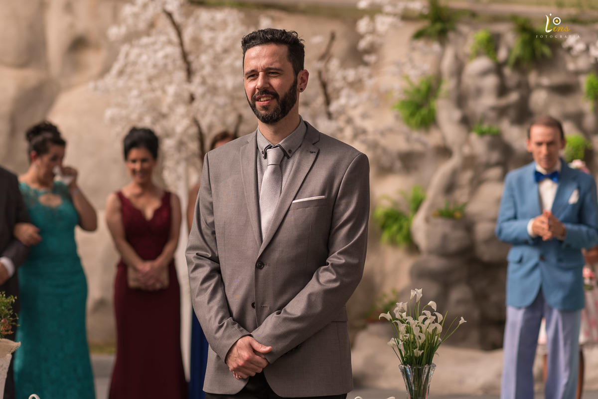 noivo aguardando sua futura esposa no altar,mansão do lago em guarulhos 