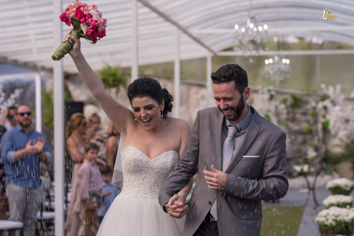 chuva de arroz em casamento ao ar livre