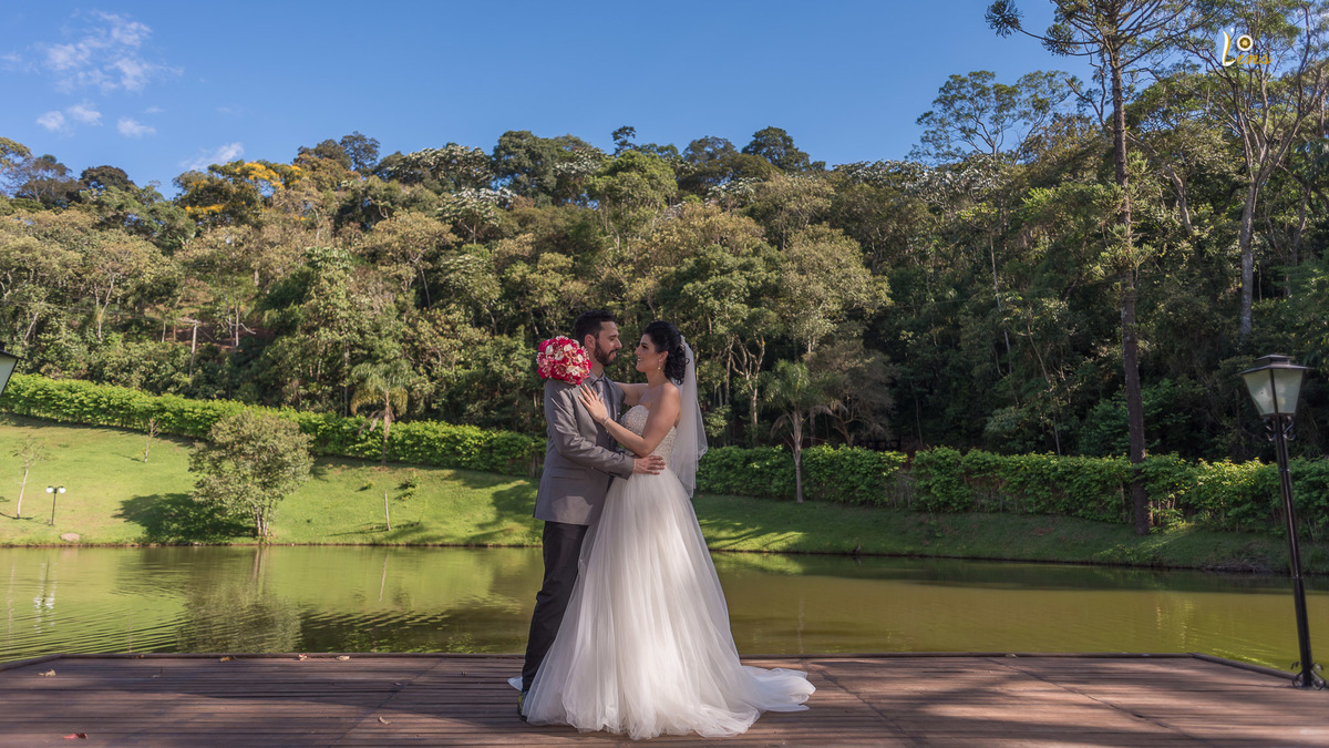 casal posando de frente do lago, sessão de fotos em casamento ao ar livre 