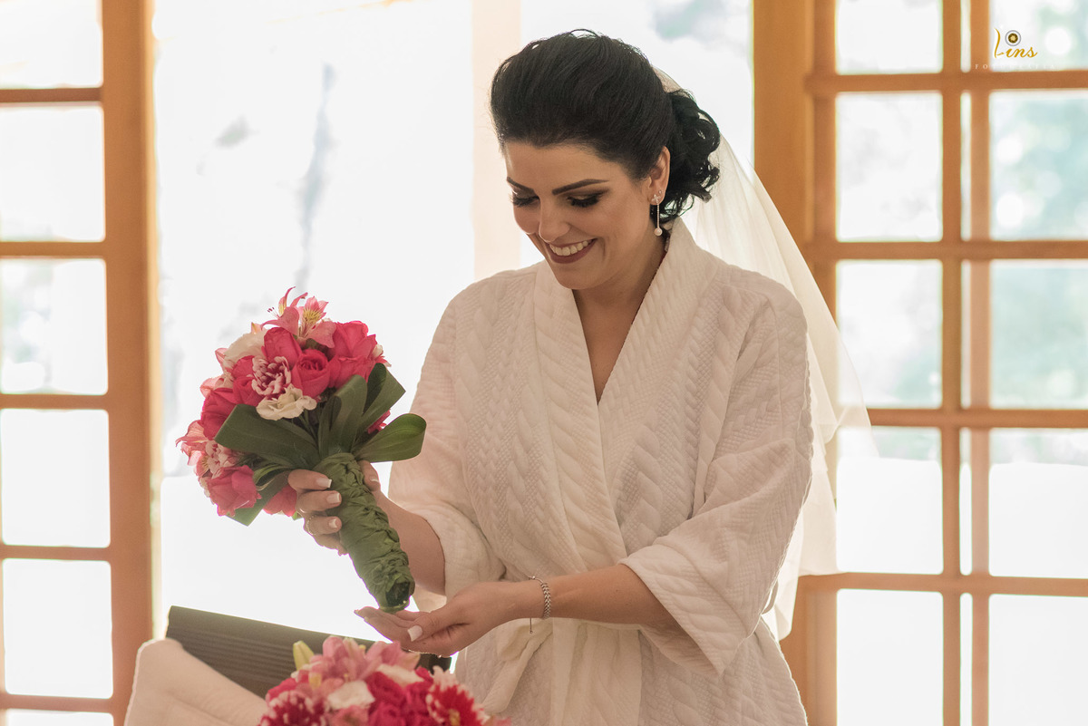 noiva recebe seu buquê e fica muito Feliz , making of noiva