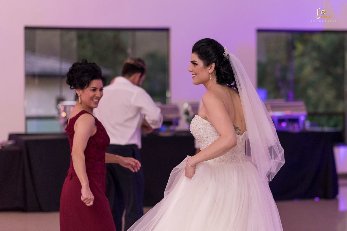 noiva dançando com sua mãe em salão festa para casamento em guarulhos 