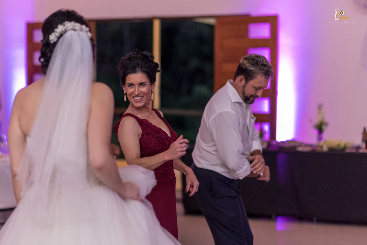 mãe da noiva se divertindo na pista de dança 