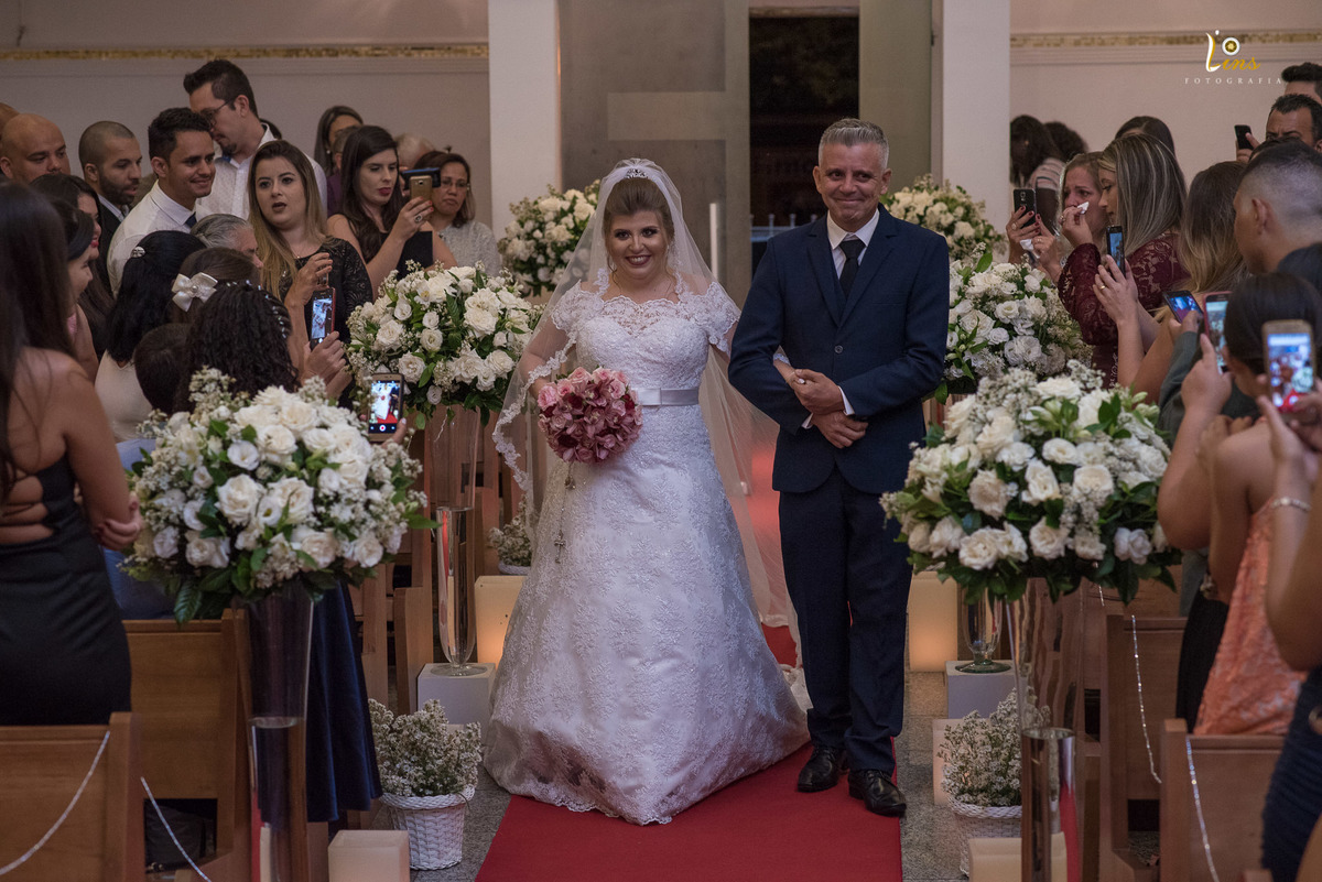 pai conduzindo a filha ao altar , fotografo de casamento em guarulhos