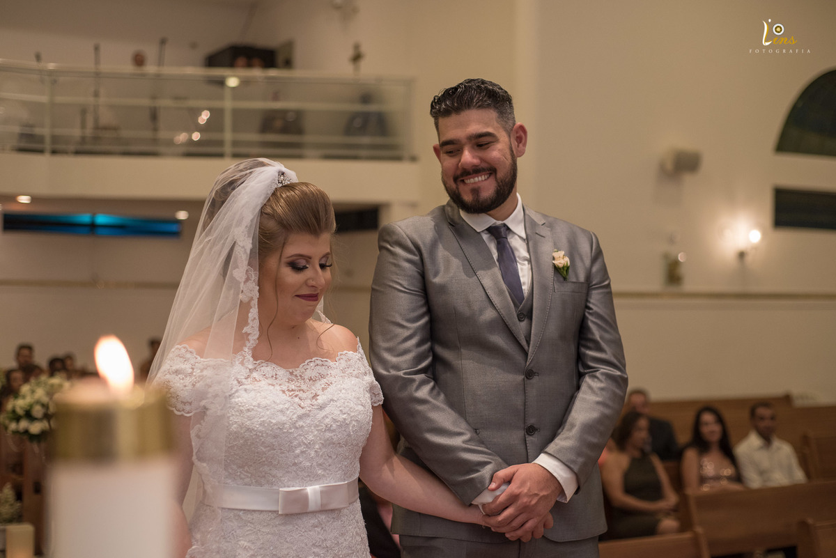 casamento em guarulhos , noivo olhando para noiva no casamento 