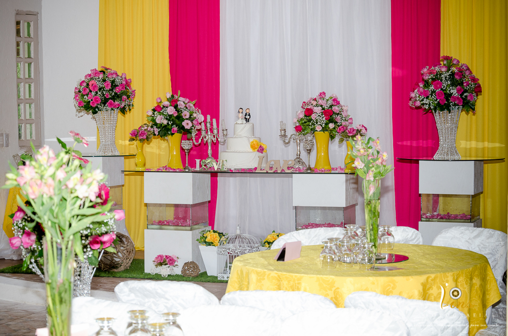 mesa decorada em casamento rosa e amarelo