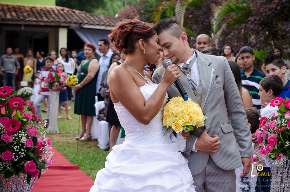 noiva chega cantando em seu casamento