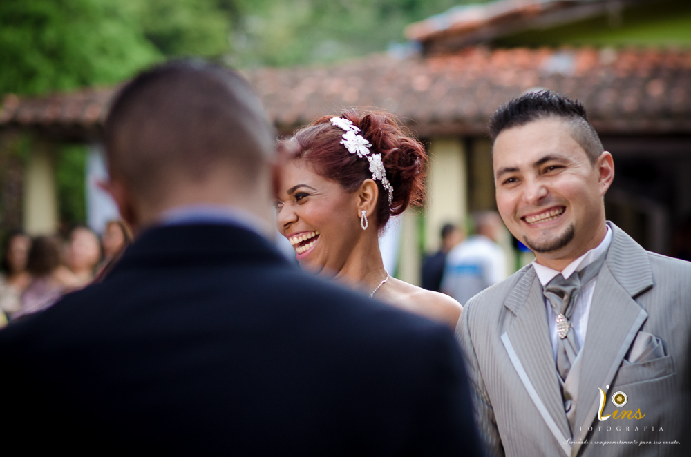 noivos rindo ao ouvir pastor falando