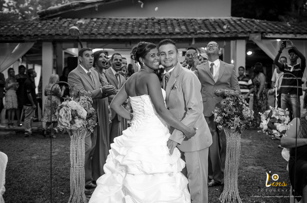 casal após cerimonia posando pra foto