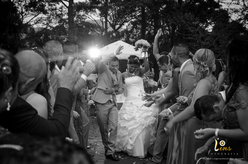 saída dos noivos do local da cerimonia