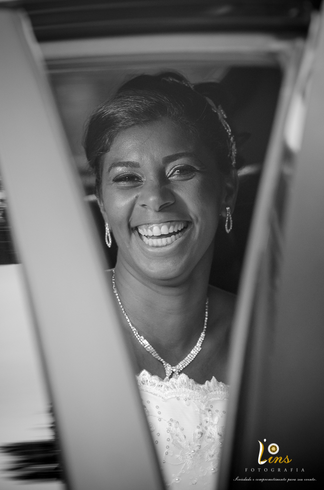 noiva chegando em seu casamento sorrindo