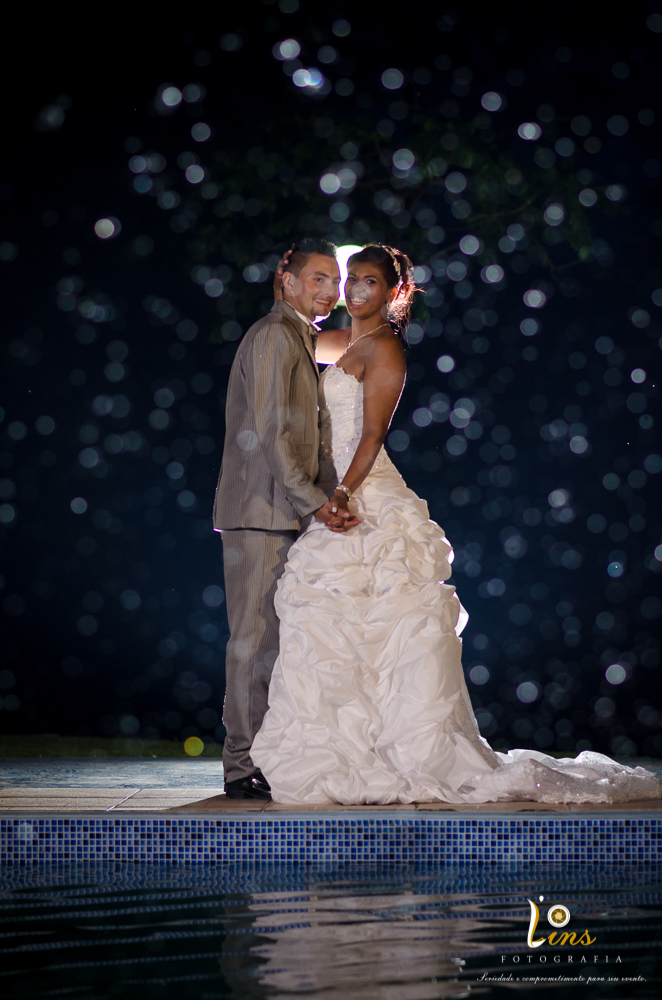 noivos gotas d'água pose para ensaio