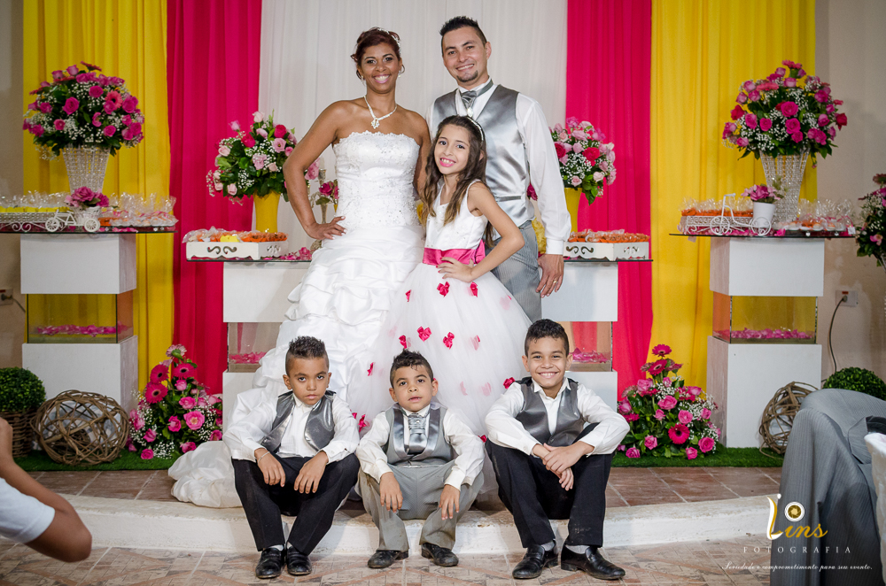 noivos com crianças posando pra foto