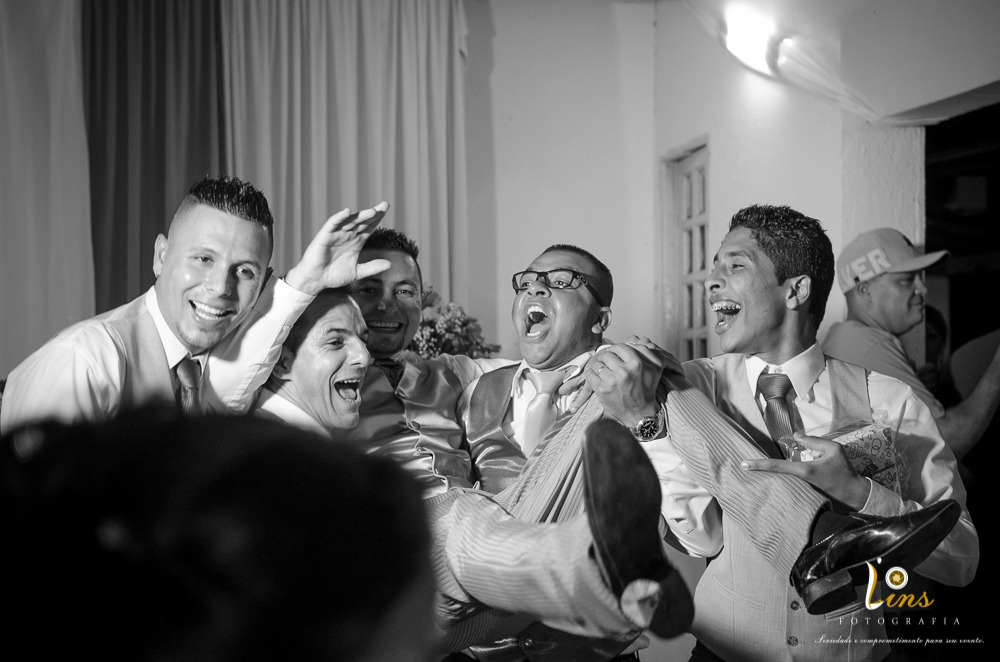 padrinhos carregando o noivo