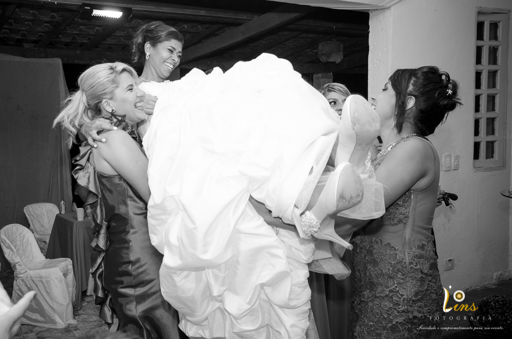 madrinha carregando a noiva