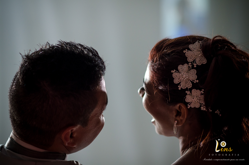 noivos sorrindo no casamento