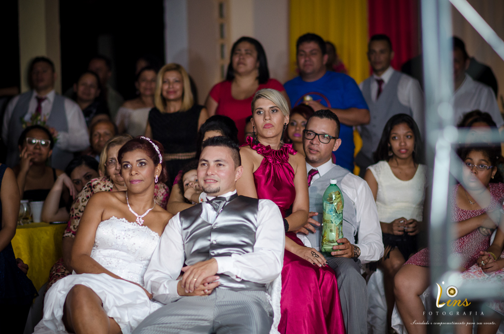 casal assistindo a retrospectiva