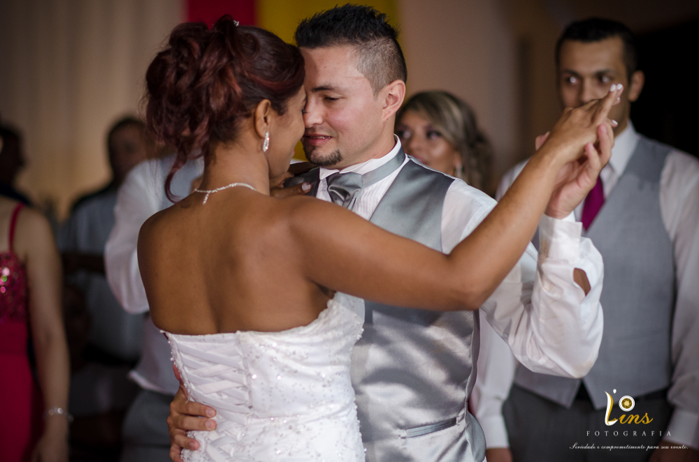 casal dançando em seu casamento