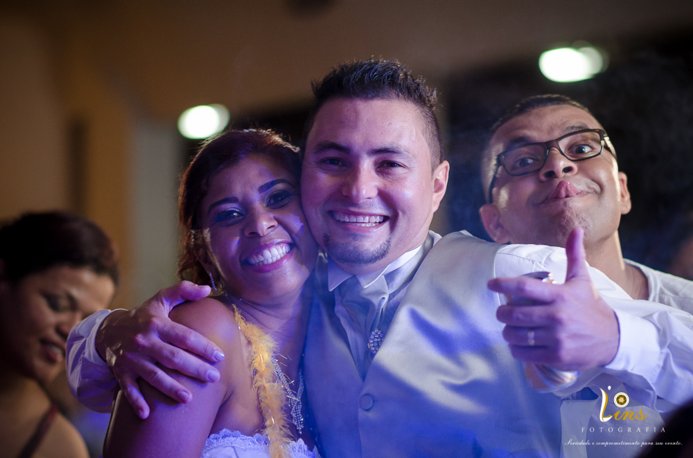 casal posando pra foto em seu ensaio durante o casamento