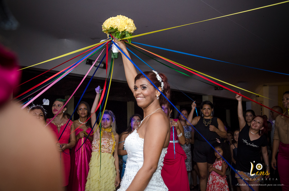 noiva erguendo seu bouquet