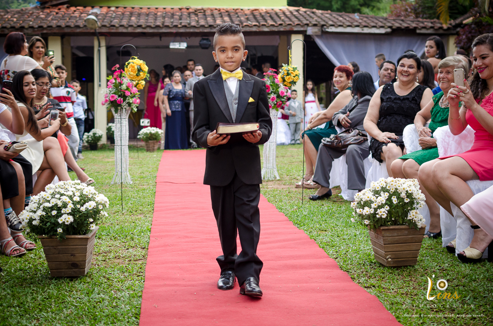 chegada de menino carregando bíblia no casamento