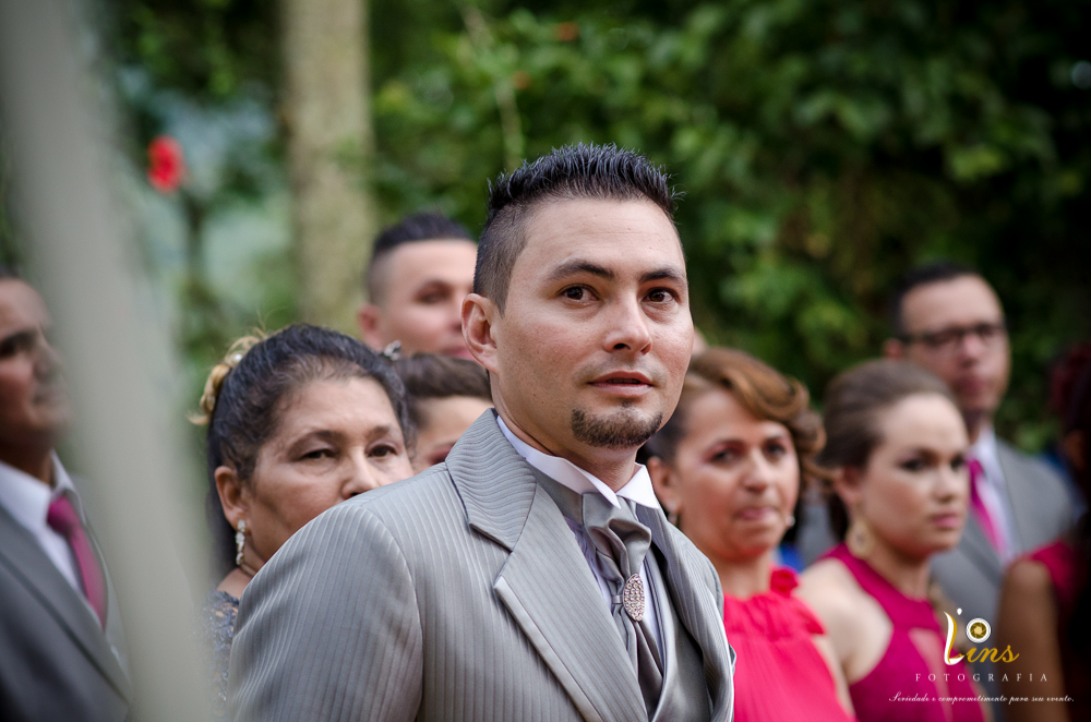 noivo esperando a chegada da noiva