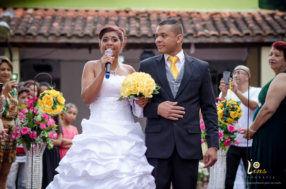 noiva chega cantando em seu casamento