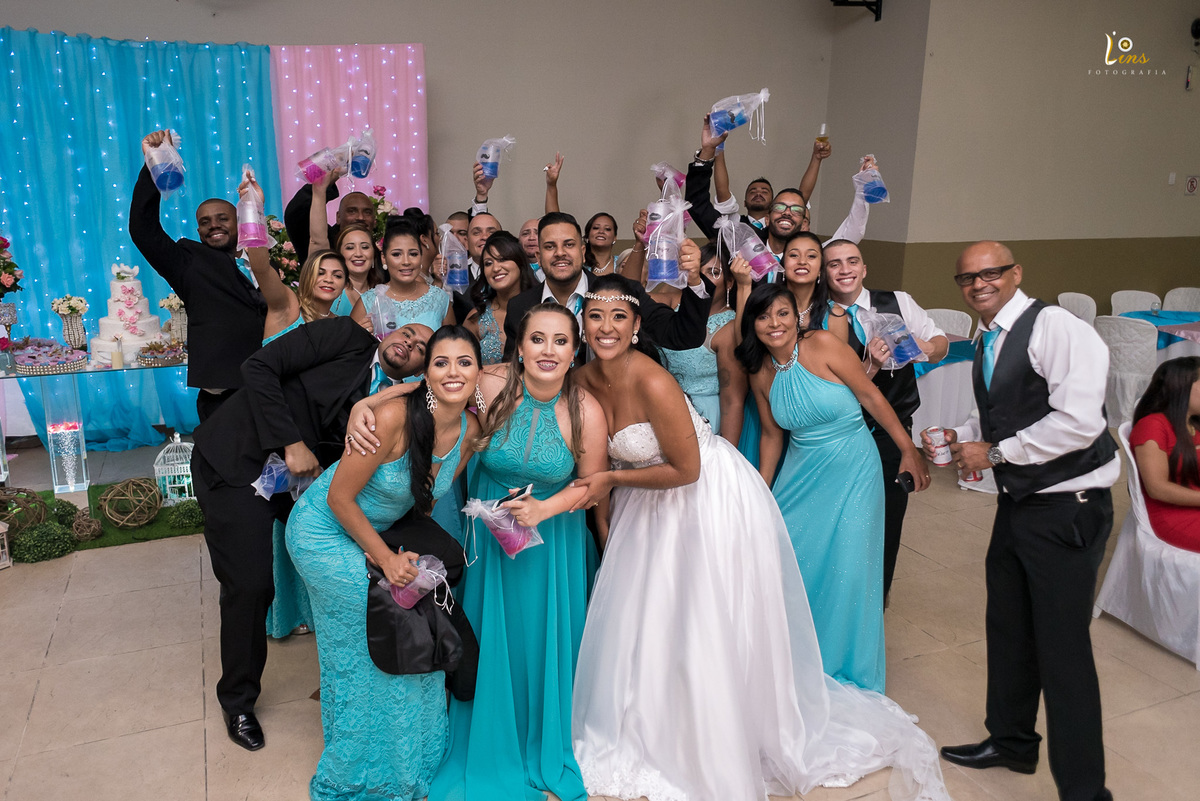 noivos posando para foto com convidados do casamento 